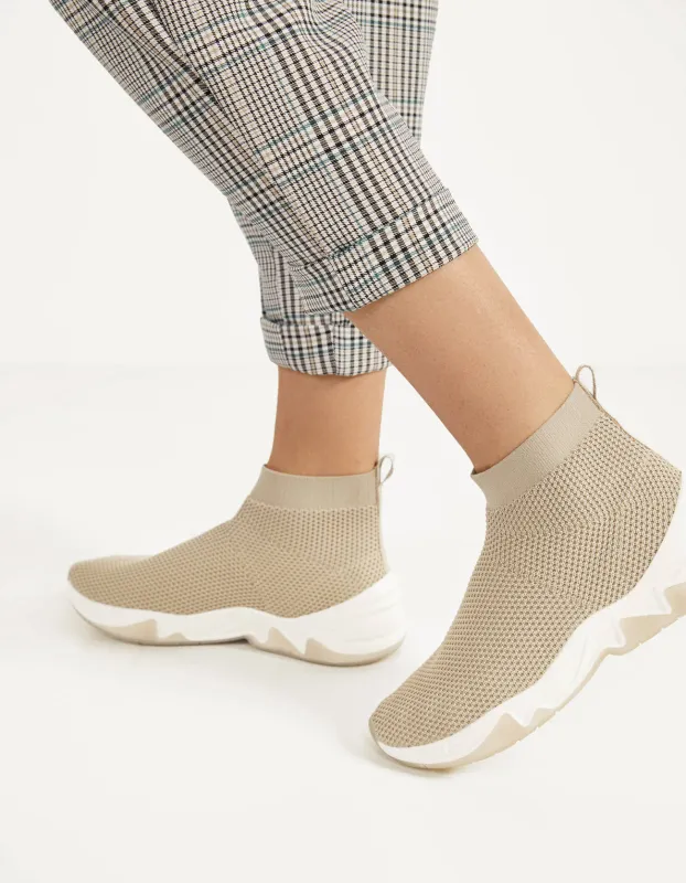 Hohe Sneaker mit elastischem Schaft